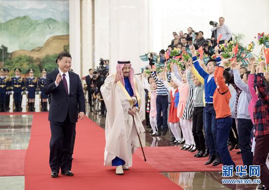 3月16日,国家主席习近平在北京人民大会堂同沙特阿拉伯王国国王萨勒曼举行会谈。这是会谈前,习近平在人民大会堂北大厅为萨勒曼举行欢迎仪式。新华社记者李学仁摄